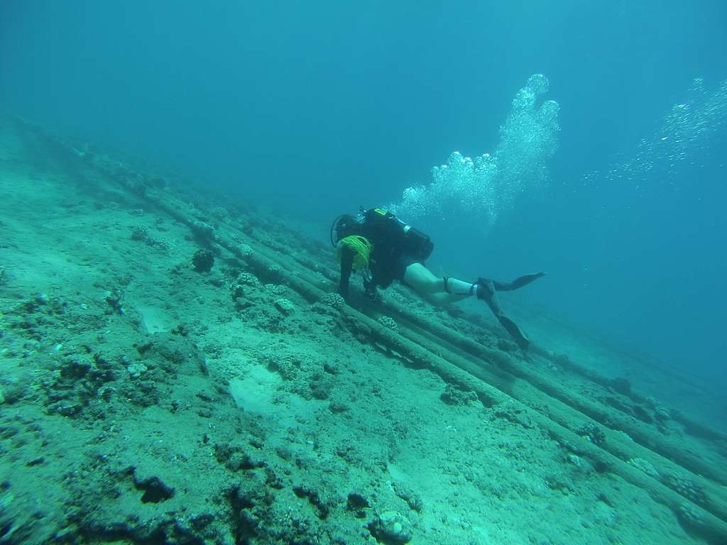 builder-2nd-class-ben-reed-assigned-to-underwater-construction-team-uct-2-inspects-24dedc.jpg